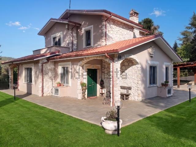 Case e ville in vendita di 360 m² in Via dei Ciliegi
