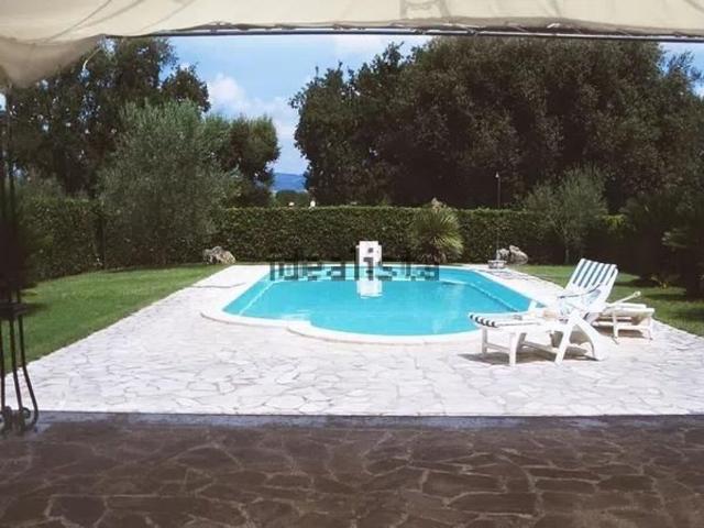 Villetta bifamiliare in vendita di 360 m² in Via dell&apos Ara delle Rose, 75