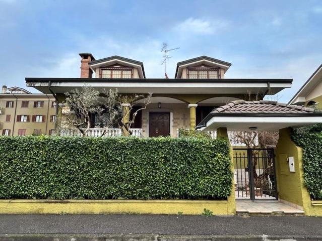 Case e ville in vendita di 360 m² in Via della Resistenza