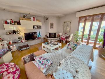 Case e ville in vendita di 360 m² in Via Emilia