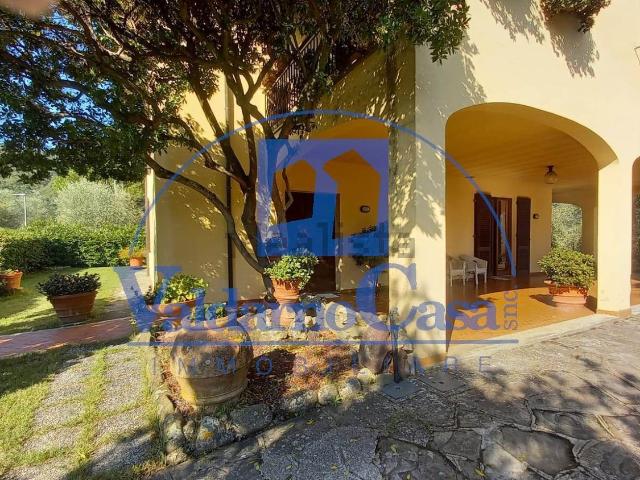 Case e ville in vendita di 360 m² in Via Francesco Petrarca