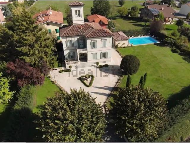 Case e ville in vendita di 360 m² in Via Fratelli Corradini, 67