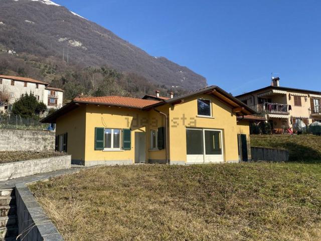 Case e ville in vendita di 360 m² in Via Molgisio