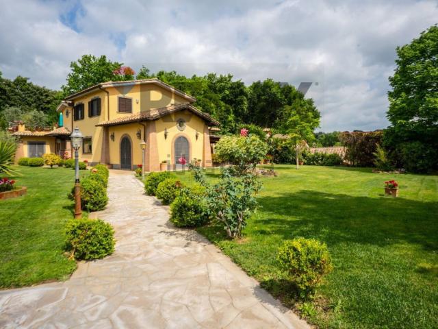 Case e ville in vendita di 360 m² in Via Monte Sirio, 5