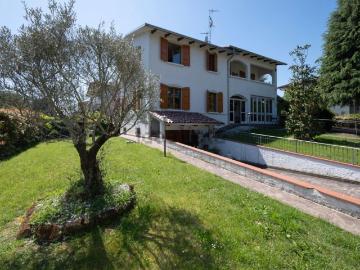 Case e ville in vendita di 360 m² in Via Montepelato Sud