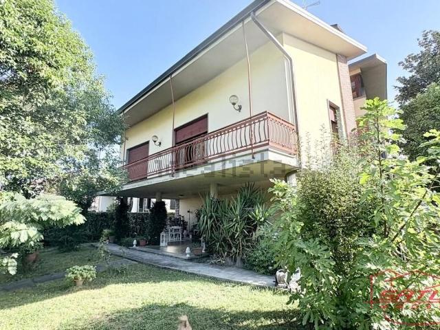 Case e ville in vendita di 360 m² in Via Nottolini