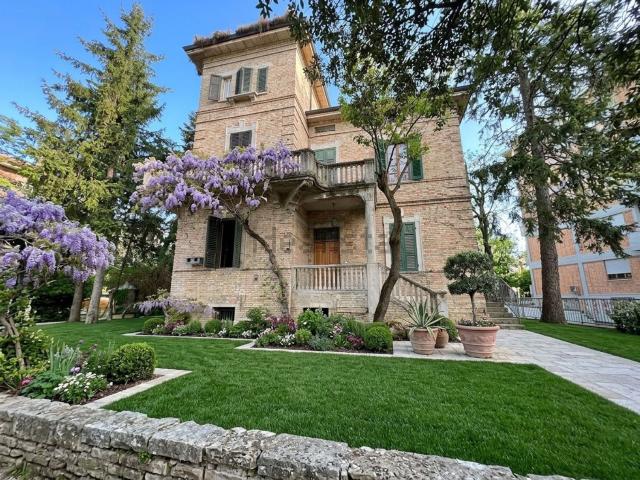 Case e ville in vendita di 360 m² in Via Spalato, 71