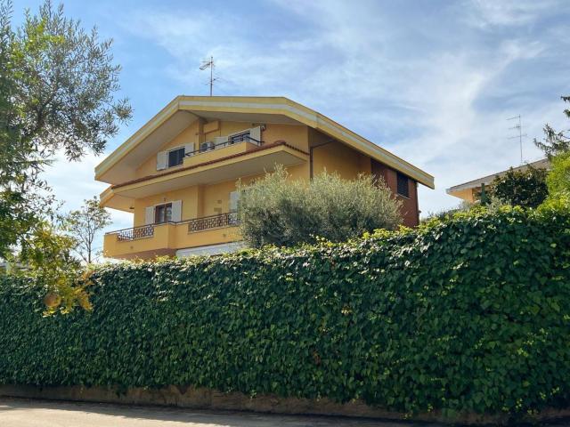 Case e ville in vendita di 360 m² in Via Peschiera, 23