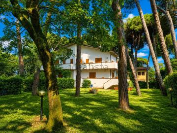 Case e ville in vendita di 360 m² in Via Raffaele De Grada, 40