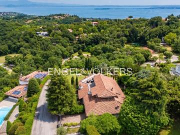 Case e ville in vendita di 360 m² in Via Villaggio Dante Alighieri