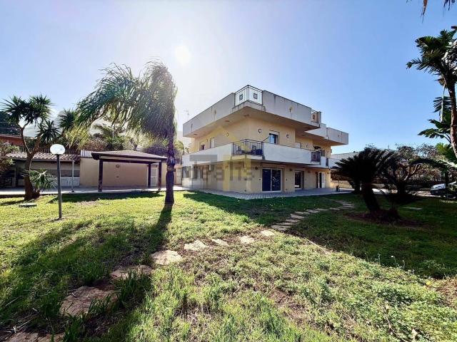 Case e ville in vendita di 360 m² in Contrada Pizzotti