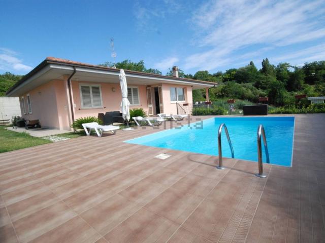 Case e ville in vendita di 360 m² in Contrada San Martino, 3