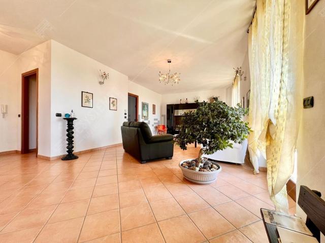 Case e ville in vendita di 360 m² in Strada di Moncalvo, 12