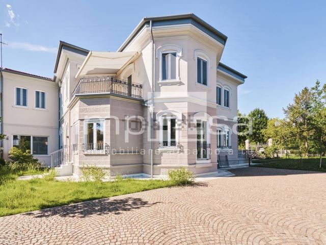 Case e ville in vendita di 361 m² in Viale Giuseppe Verdi, 1
