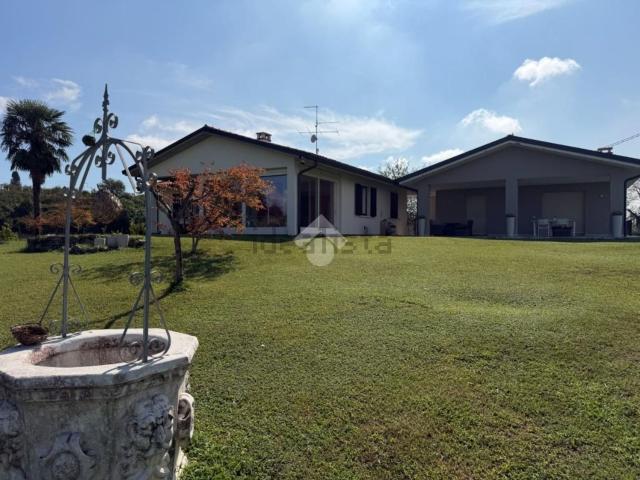 Case e ville in vendita di 633 m² in Strada delle Sernighe, 34