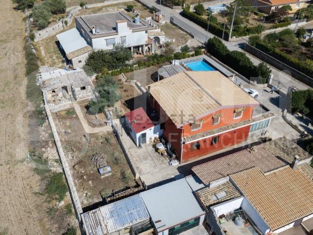 Case e ville in vendita di 363 m² in Via dei Tulipani, 22