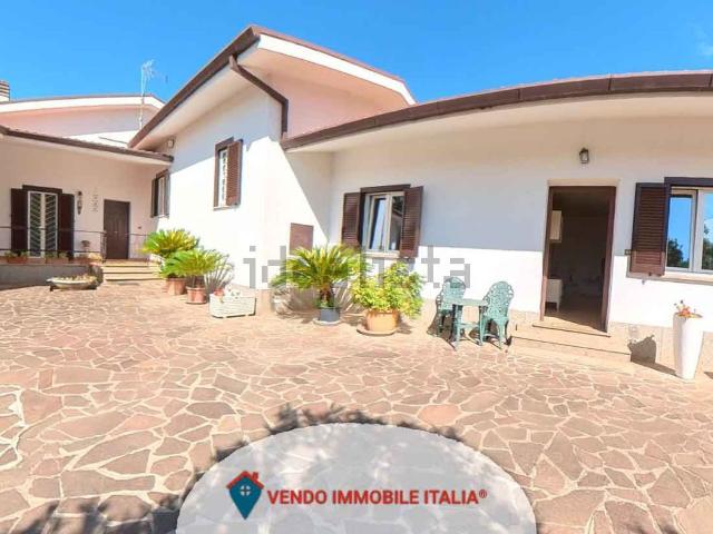 Case e ville in vendita di 363 m² in Via della Vite