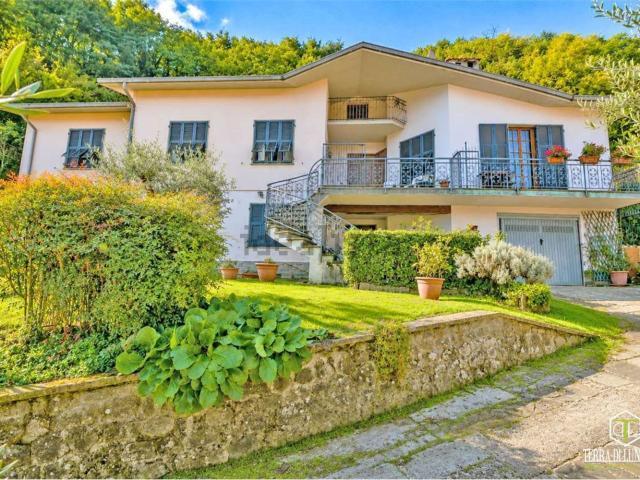 Case e ville in vendita di 363 m² in Via Fermo Ognibene, 5