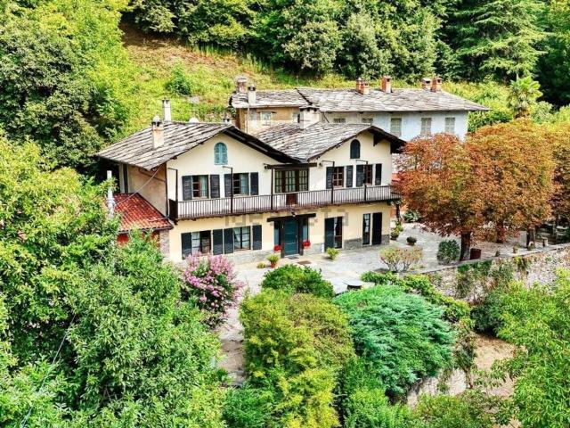Villetta bifamiliare in vendita di 820 m² in Via Ravadera, 17