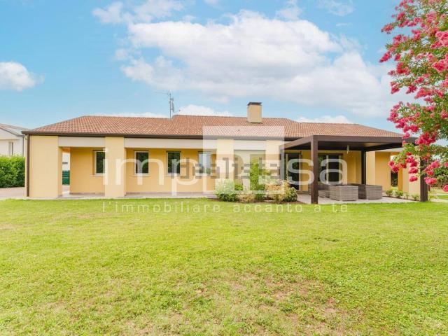 Case e ville in vendita di 363 m² in Via Ungheresca Sud, 23