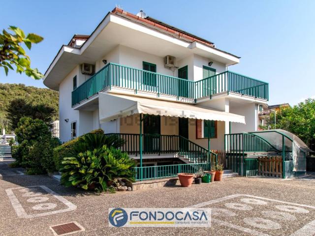 Case e ville in vendita di 364 m² in Via Padova, 28