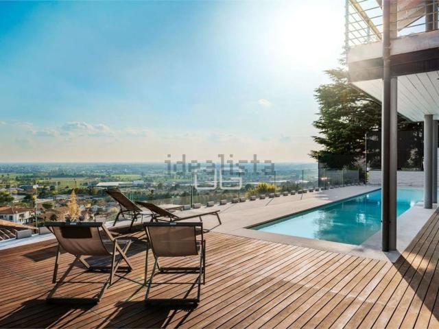 Case e ville in vendita di 365 m² in Via G. Matteotti, 13