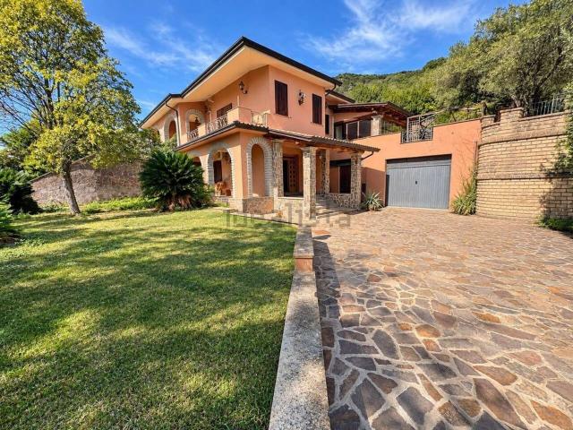 Case e ville in vendita di 365 m² in Via degli Ulivi