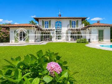 Case e ville in vendita di 365 m² in Via Francesco Carrara