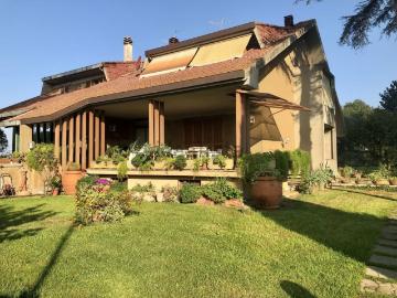 Case e ville in vendita di 365 m² in Via Irpinia
