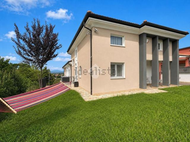 Case e ville in vendita di 365 m² in Via Lazio, 10