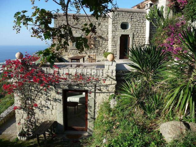 Case e ville in vendita di 365 m² in Via Santa Maria al Monte
