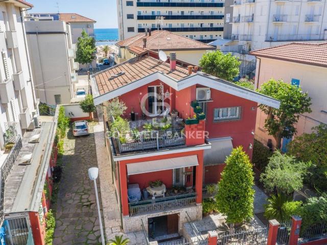 Case e ville in vendita di 365 m² in Viale Giuliano Dati, 28