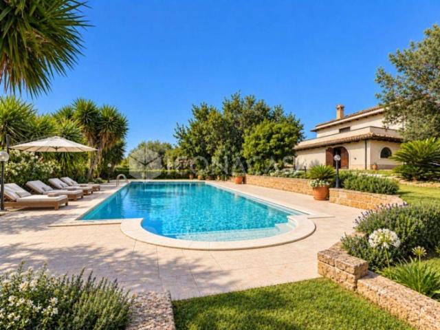 Case e ville in vendita di 365 m² in Contrada San Pietro, 86