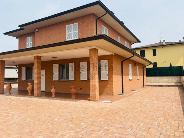 Case e ville in vendita di 366 m² in Via Caselle