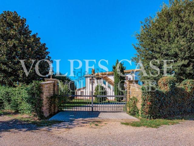 Case e ville in vendita di 366 m² in Via Cassia Cimina