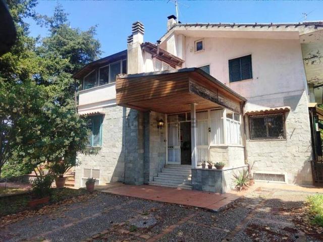 Case e ville in vendita di 366 m² in Via Martiri di Kindu