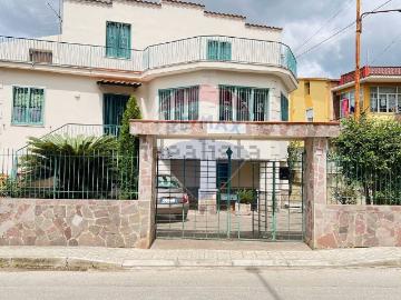 Case e ville in vendita di 367 m² in Via A. Russo, 6