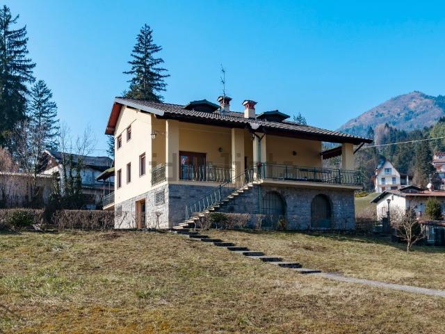 Case e ville in vendita di 367 m² in Via Biellone