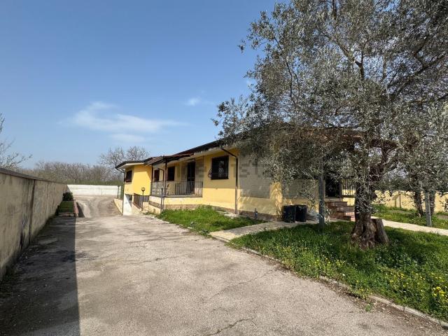 Case e ville in vendita di 367 m² in Via Feruto, 73
