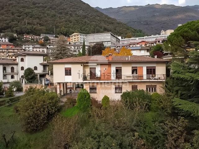Case e ville in vendita di 368 m² in Via Giulio Cesare Abba, 44
