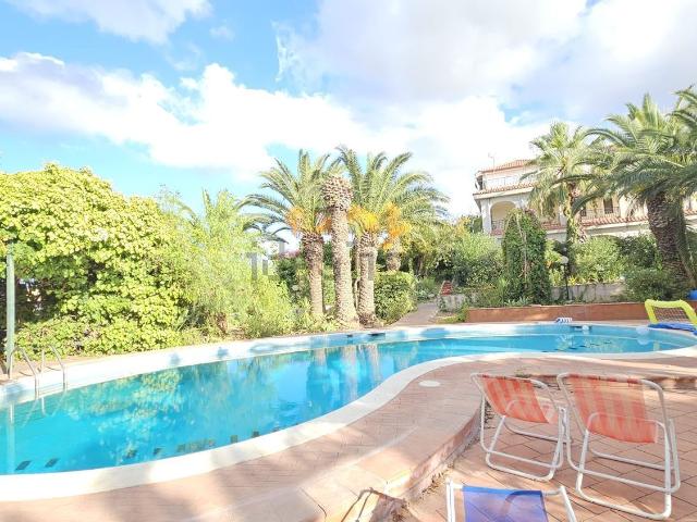 Case e ville in vendita di 369 m² in Via Giovanni Guareschi
