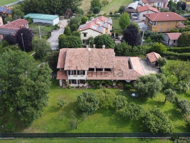 Case e ville in vendita di 370 m² in Via 8 Marzo, 14