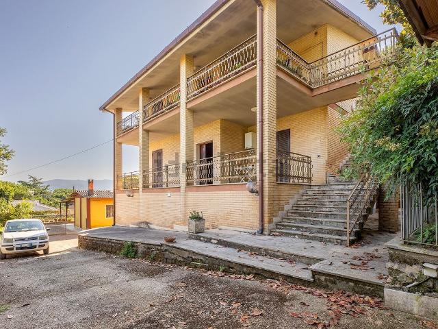 Case e ville in vendita di 370 m² in Via Colle Mozzo