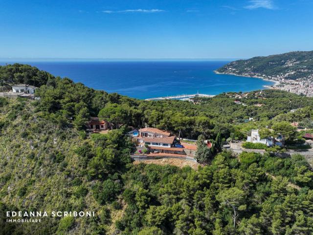 Case e ville in vendita di 370 m² in Via Cornice del Capo