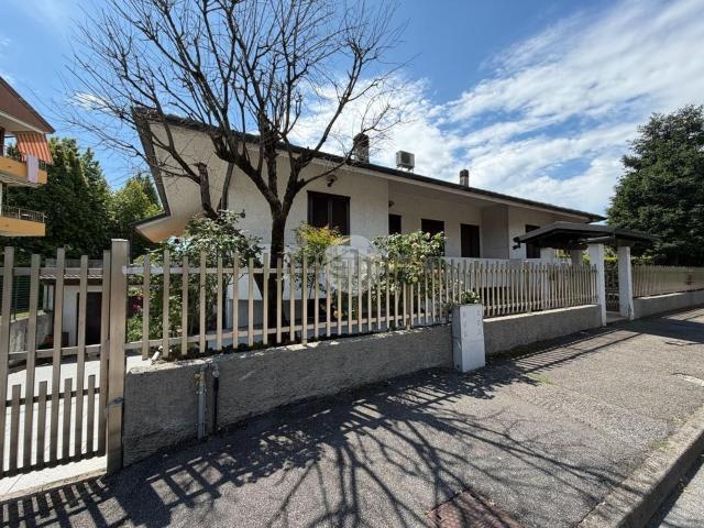 Case e ville in vendita di 370 m² in Via Alcide De Gasperi, 6