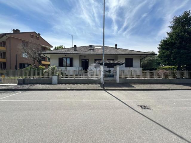 Case e ville in vendita di 370 m² in Via Alcide De Gasperi, 6