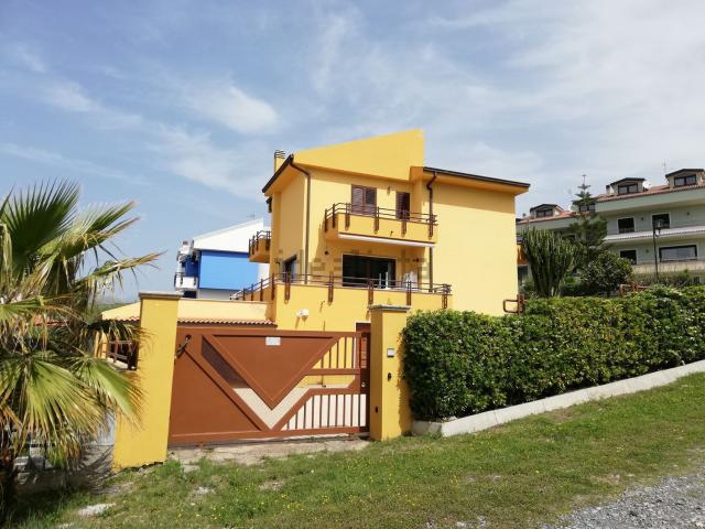 Case e ville in vendita di 370 m² in Via Gandhi
