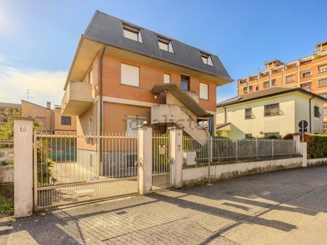 Case e ville in vendita di 370 m² in Via Giovanni Boccaccio, 16