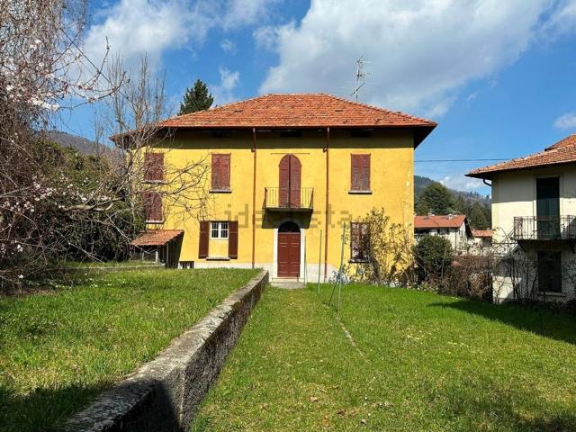 Case e ville in vendita di 370 m² in Via Giovanni Segantini, 1