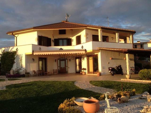 Case e ville in vendita di 370 m² in Via Guastatori del Genio
